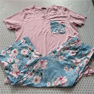 Famulily Women's Pink and Blue Floral Pajama Set

Size XL